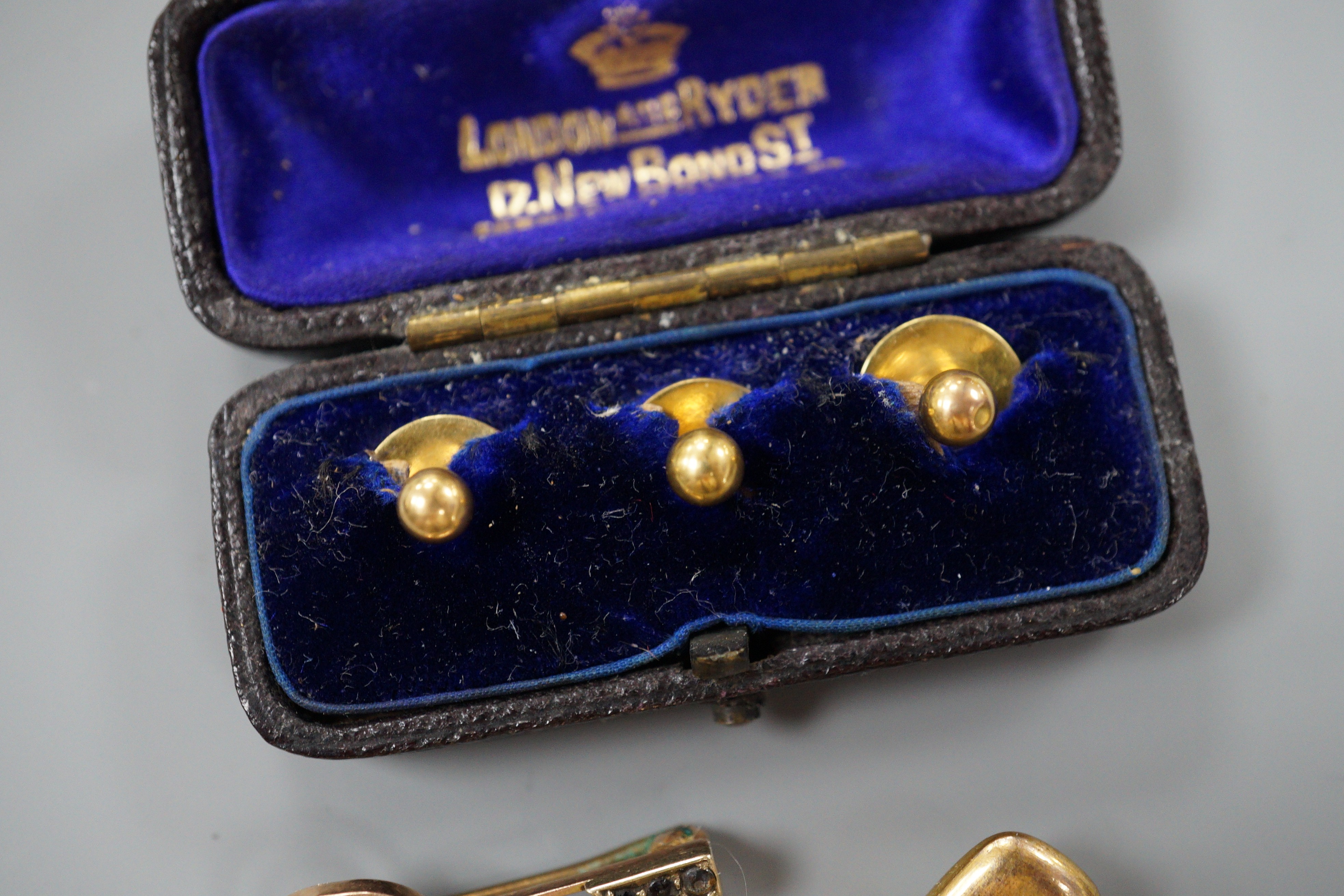 Three cased 18ct dress studs, 2.7 grams, two 9ct and gem set bar brooches, gross 4.7 grams and a pair of yellow metal cufflinks, 4.3 grams.